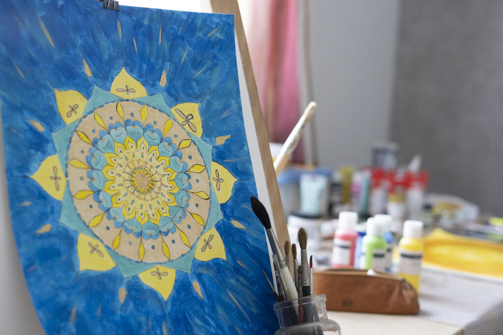 Mandala mit Malsachen im Hintergrund