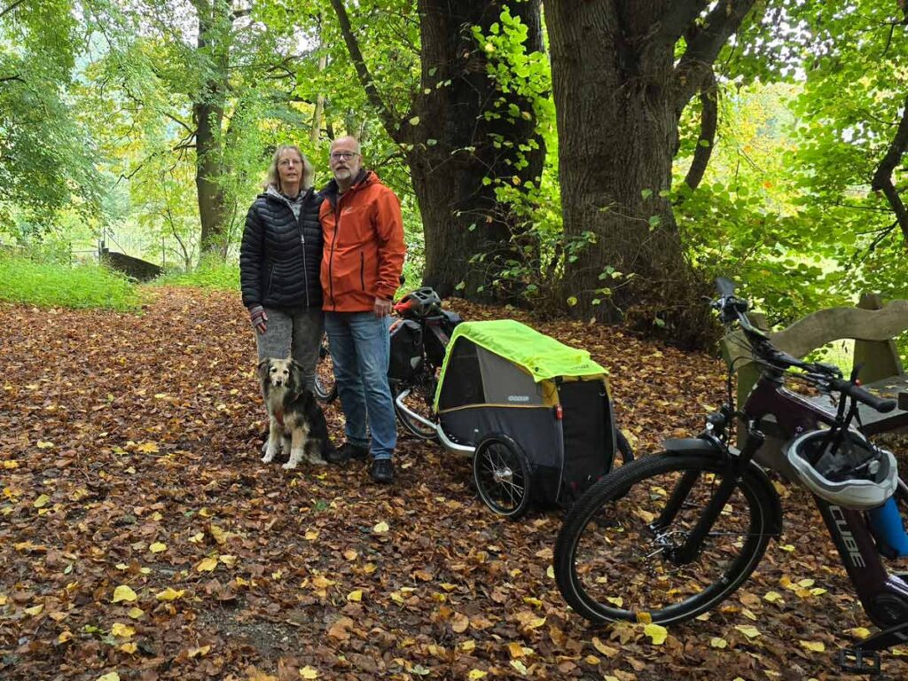 Radtour im Herbst mit Hund